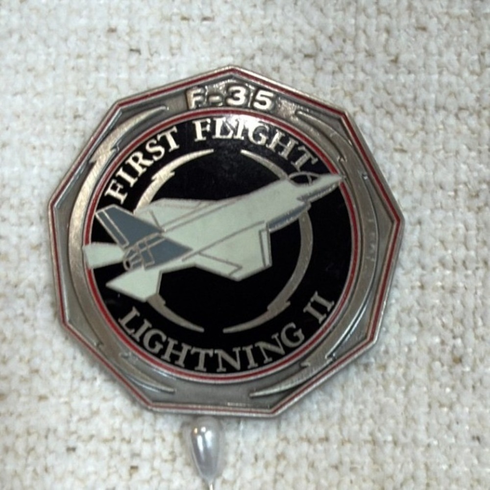 Lockheed Martin USAF F-35 Lightning II FIRST FLIGHT Challenge Coin Multi Flag - Picture 8 of 9